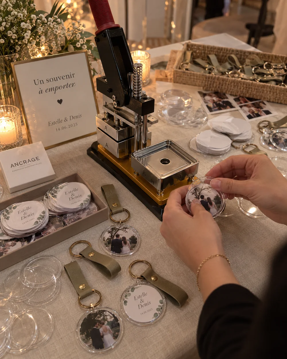 Des mains placent une photo dans un porte-clés rond transparent à l’atelier