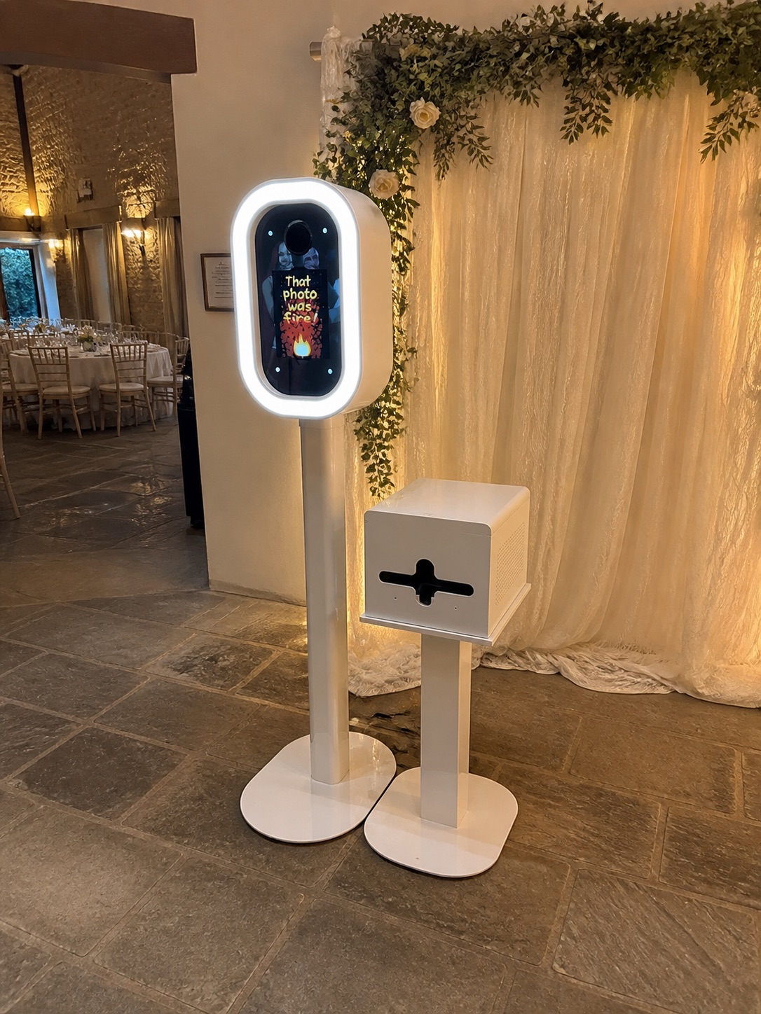 Photobooth prêt dans une salle de mariage
